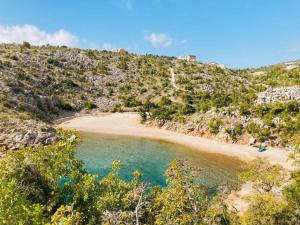 Ferienhaus mit Pool für bis zwölf Personen und 200m vom Meer 