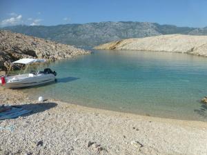 Ferienhaus mit Pool für bis zwölf Personen und 200m vom Meer 