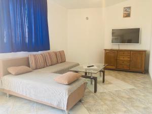 Ferienhaus mit Pool für bis zwölf Personen und 200m vom Meer 