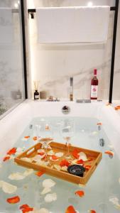 Luxury suites with JACUZZI by Sea&theCity
