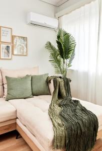 Athens Premium Suites - Sunny 2 Bedroom Suite with Parking