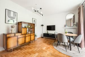 Metro Racławicka Homey Apartment by BookingHost