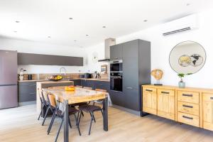 Maisons de vacances Chez Julien - Superbe maison entierement renovee avec piscine : photos des chambres