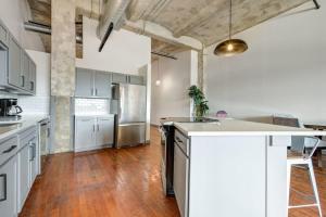 2BR 2BA Spacious Historic Loft With Gym by ENVITAE