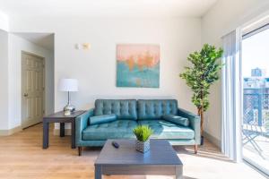 3BR Modern Downtown Apartment with Gym & Office