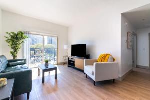 3BR Modern Downtown Apartment with Gym & Office