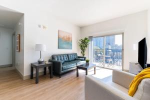 3BR Modern Downtown Apartment with Gym & Office