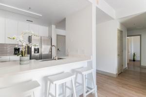 3BR Modern Downtown Apartment with Gym & Office