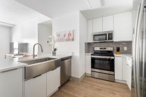 3BR Modern Downtown Apartment with Gym & Office