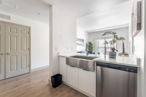 3BR Modern Downtown Apartment with Gym & Office