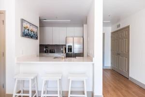 3BR Premium Downtown Apartment with Office & Gym