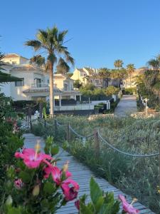 STYLISH TOWNHOUSE IN BEACHFRONT COMPLEX