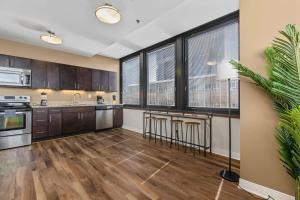 2BR Downtown Apartment with Gym & Deck