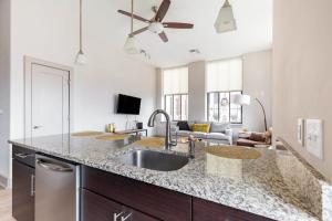 2BR Distinguished Apartment Rooftop Deck & Gym