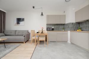 Cozy One-bedroom Apartment in Warsaw for 4 People with Balcony by Renters