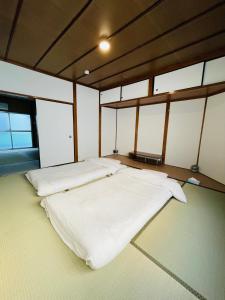 Namba Shinsaibashi 10 mins Osaka Castle　East