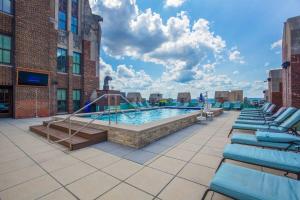 1BR Luxury Apartment With Rooftop Deck & Pool