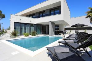 Luxury Villa 033 with heated pool