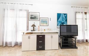 2 Bedroom Cozy Apartment In Trogir 