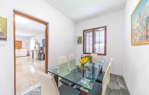 2 Bedroom Cozy Apartment In Trogir 