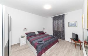 2 Bedroom Cozy Apartment In Trogir