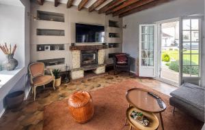 Maisons de vacances Beautiful Home In Amblainville With Wifi : photos des chambres