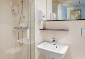 Hotels B&B HOTEL Laval Ouest : photos des chambres