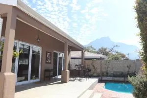 Scenic two bedroom house with splash pool - Glen Dirk Scenic two bedroom house with splash pool - Glen Dirk