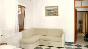 2 bedrooms apartement with sea view enclosed garden and wifi at Razanac
