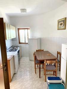 2 bedrooms apartement with sea view enclosed garden and wifi at Razanac