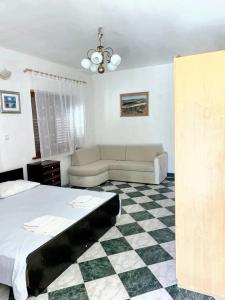 2 bedrooms apartement with sea view enclosed garden and wifi at Razanac