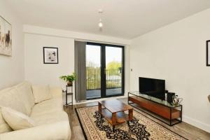 Modern 2 Bedroom Apartment with parking - Ashford