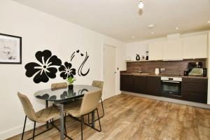 Modern 2 Bedroom Apartment with parking - Ashford
