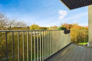 Modern 2 Bedroom Apartment with parking - Ashford