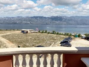 One bedroom apartement with sea view enclosed garden and wifi at Razanac