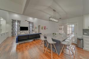 5BD-3BA Bright & Cheerful Backyard Pool Retreat