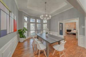 5BD-3BA Bright & Cheerful Backyard Pool Retreat