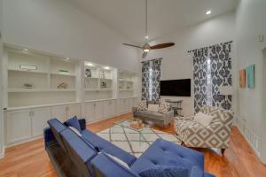 5BD-3BA Bright & Cheerful Backyard Pool Retreat