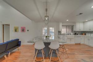 5BD-3BA Bright & Cheerful Backyard Pool Retreat