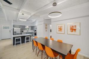 Vibrant House w Great Backyard Pool and Jacuzzi