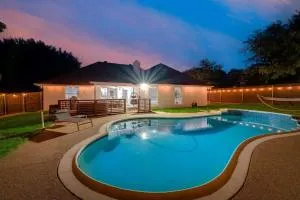 Boho Chic Home w Backyard Paradise - Pool + Grill - 贝德福德