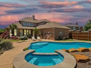 Southern Charm & Luxury Living - BBQ & Pool - Wylie