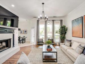 Southern Charm & Luxury Living - BBQ & Pool