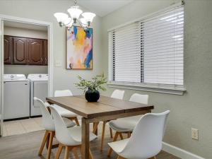 Texan Hideaway - Cozy Convenient Comfortable