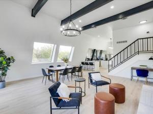 Modern Home - 1 Acre Lot w Pool Patios Jacuzzi