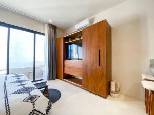 BohoChic Studio with Full Kitchen, Pool, Balcony WiFi