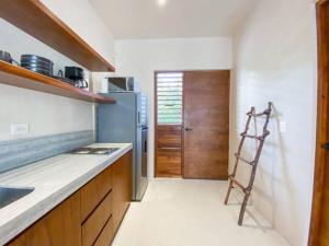 BohoChic Studio with Full Kitchen, Pool, Balcony WiFi