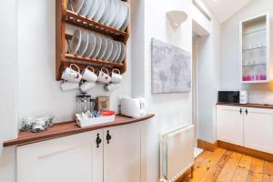 Beautiful Cottage Central Location Fast WIFI n TV