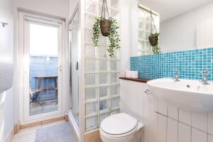 Beautiful Cottage Central Location Fast WIFI n TV