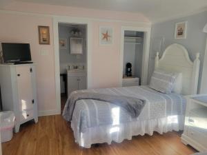Standard Twin Room room in 2 River Road Inn Cottages